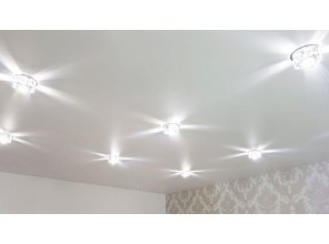 Бесшовный матовый натяжной потолок в спальню 9,1 м2