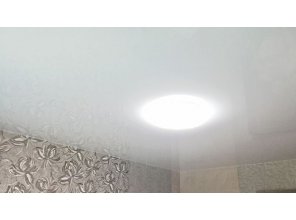 Бесшовный глянцевый натяжной потолок в спальню 13,1 м2