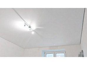 Бесшовный матовый натяжной потолок для зала 14,8 м2