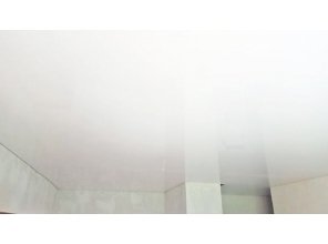 Глянцевый натяжной потолок в квартиру 29,5 м2