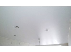 Бесшовный матовый натяжной потолок в гостиную 16,4 м2