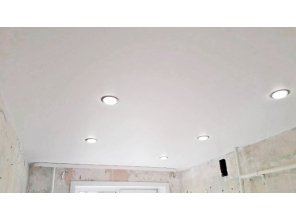 Бесшовный сатиновый натяжной потолок на кухню 7,7 м2