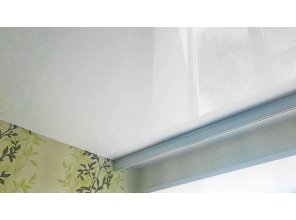 Бесшовный глянцевый натяжной потолок на кухню 7,9 м2