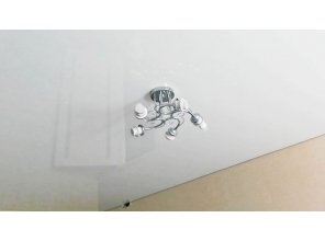 Бесшовный глянцевый натяжной потолок в гостиную 17,1 м2