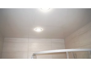 Бесшовный глянцевый натяжной потолок в ванную комнату 4 м2