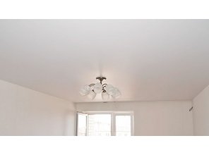 Бесшовный сатиновый натяжной потолок в спальне 17,6 м2