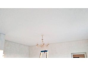 Бесшовный сатиновый натяжной потолок на кухню 30,7 м2