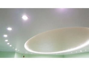 Двухуровневый сатиновый натяжной потолок в гостиную 48,1 м2