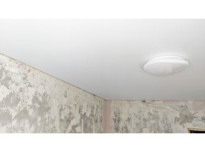 Монтаж потолка в спальне 12 м2 с использованием пленки VIPCEILING серии MONLANGE M9001 (3.25)