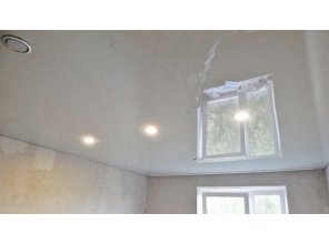 Бесшовный глянцевый натяжной потолок в спальню 12,5 м2