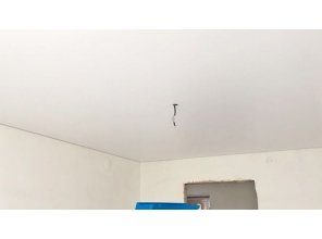 Бесшовный сатиновый натяжной потолок на кухню 8,5 м2