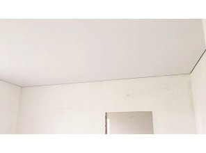 Бесшовный матовый натяжной потолок в спальню 11,4 м2
