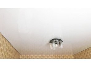 Бесшовный глянцевый натяжной потолок в спальню 9,6 м2