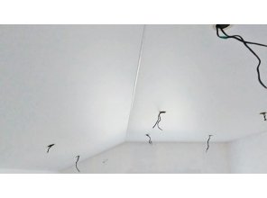 Трехмерный матовый натяжной потолок в деревянном доме 14,5 м2