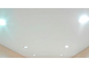 Бесшовный матовый натяжной потолок в гостиную 13,6 м2