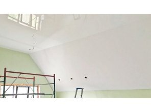 Трехмерный глянцевый натяжной потолок в деревянном доме 45,54 м2