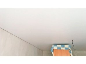 Бесшовный матовый натяжной потолок в спальню 13,3 м2