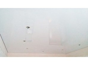 Бесшовный глянцевый натяжной потолок в детскую 16 м2