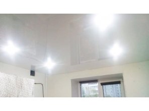 Бесшовный глянцевый натяжной потолок на кухню 7,9 м2