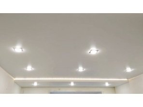 Многоуровневый сатиновый натяжной потолок в спальне 15,8 м2