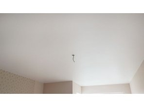 Бесшовный сатиновый натяжной потолок в спальне 26,7 м2