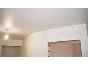 Бесшовный матовый натяжной потолок в коридор 9,9 м2