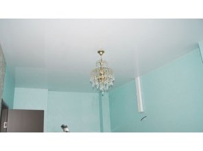 Бесшовный глянцевый натяжной потолок на кухню 14,9 м2