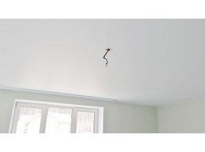 Бесшовный матовый натяжной потолок в деревянном доме 29,1 м2