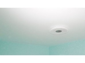 Бесшовный сатиновый натяжной потолок в спальне 14,9 м2