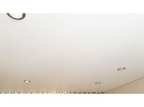 Бесшовный сатиновый натяжной потолок в спальне 15 м2