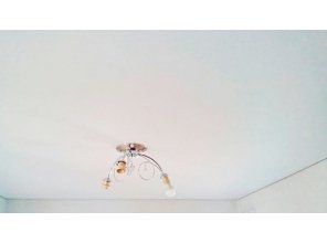 Бесшовный сатиновый натяжной потолок в прихожей 11,4 м2