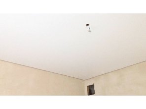 Бесшовный матовый натяжной потолок на кухню 8,4 м2