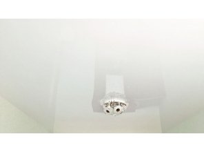 Бесшовный глянцевый натяжной потолок в спальню 10,4 м2