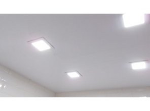 Бесшовный глянцевый натяжной потолок в ванную комнату 4 м2