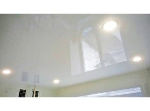 Бесшовный глянцевый натяжной потолок на кухню 5,3 м2