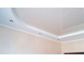 Бесшовный глянцевый натяжной потолок на кухню 4,1 м2