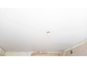 Бесшовный матовый натяжной потолок на кухню 10,4 м2