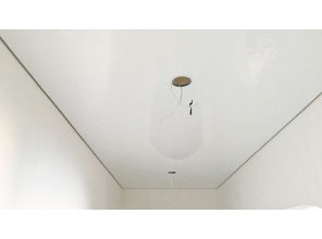 Глянцевый натяжной потолок в прихожей 6,7 м2