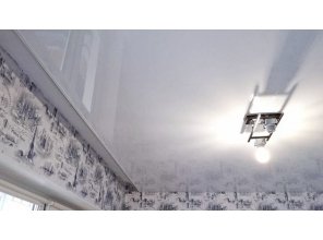 Бесшовный глянцевый натяжной потолок в гостиную 18,2 м2