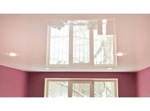 Бесшовный глянцевый натяжной потолок в гостиную 17,6 м2