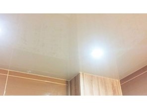 Бесшовный глянцевый натяжной потолок в ванную комнату 3,6 м2