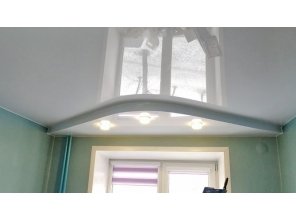 Двухуровневый глянцевый натяжной потолок в спальню 12 м2