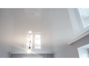 Бесшовный глянцевый натяжной потолок в спальню 15,3 м2