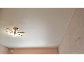 Бесшовный матовый натяжной потолок в спальню 19,5 м2