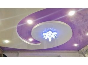 Двухуровневый глянцевый натяжной потолок для зала 21,7 м2