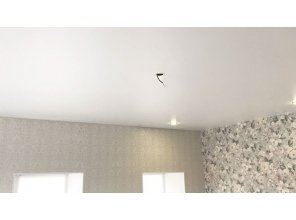 Сатиновый натяжной потолок в гостиную 17,9 м2