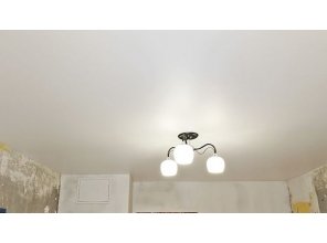 Бесшовный сатиновый натяжной потолок в спальне 12,8 м2