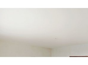 Бесшовный матовый натяжной потолок в гостиную 18,4 м2