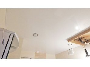 Бесшовный глянцевый натяжной потолок в ванную комнату 3,1 м2