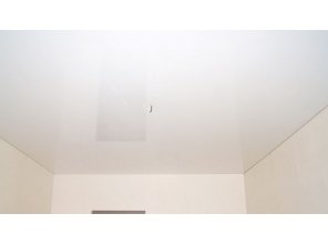 Бесшовный глянцевый натяжной потолок в гостиную 18,1 м2